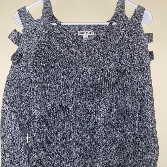 Beautiful sweater! - Picture 2 of 2